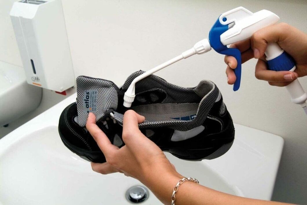 Befallene Schuhe mit einem Gerät reinigen.