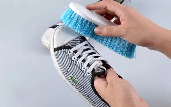 Saubere Schuhe gegen Nagelpilz